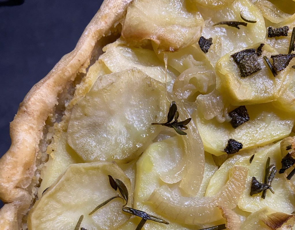 Torta salata con crema di ceci, patate ed erbe&nbsp;aromatiche