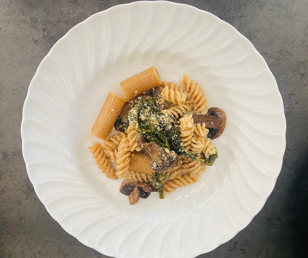 Insalata di pasta integrale con funghi e cavolo&nbsp;nero